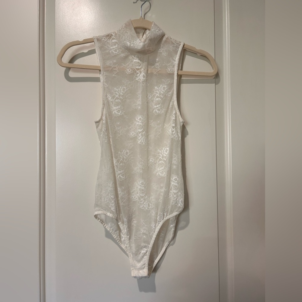 ALI & JAY Ivory Floral Lace Mock-Neck Sleeveless Bodysuit